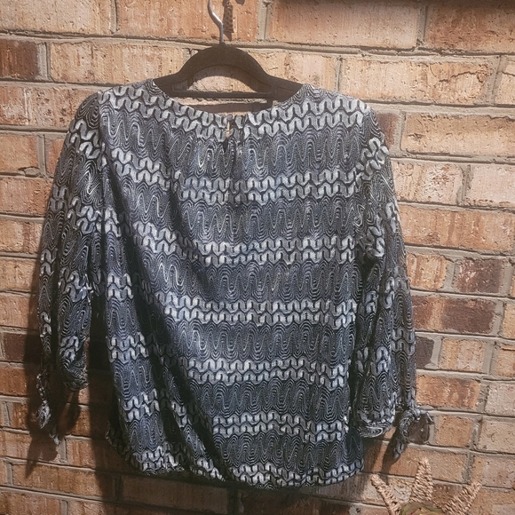 🚨50% off📦 Beautiful top - Picture 2 of 2